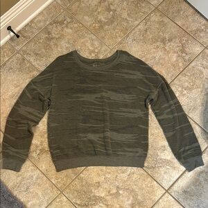 Zoe + Liv Womens Camouflage Sweatshirt size Large